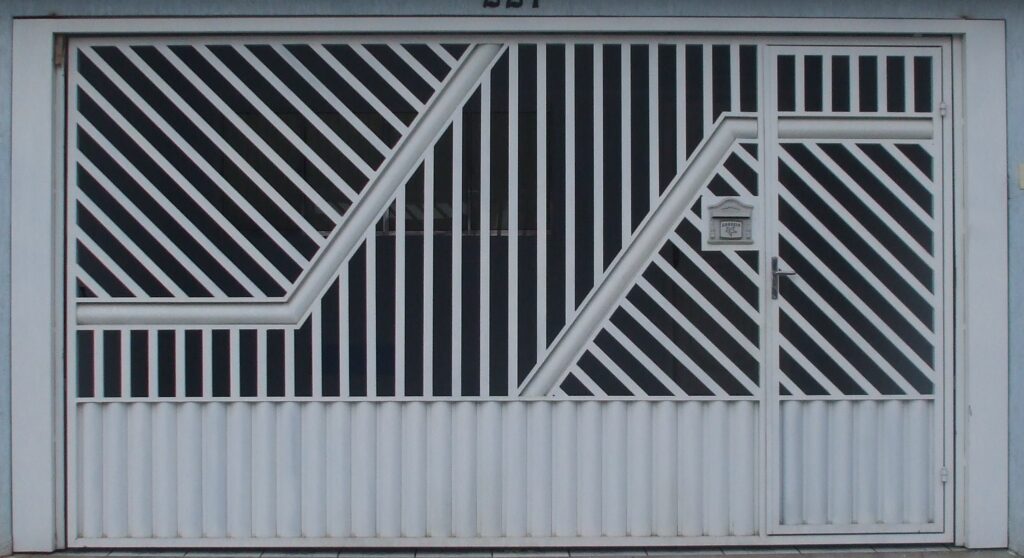 portão de tubo metalon galvanizado com detalhe de chapa buzios