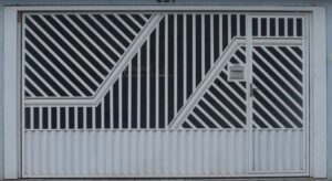 Portões Basculantes no ABC portão de tubo metalon galvanizado com detalhe de chapa buzios