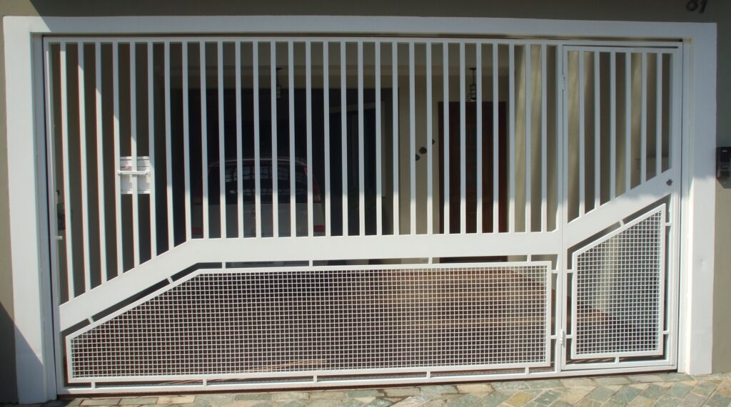 portao de tubo metalon galvanizado com detalhe em tela