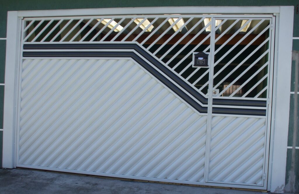 portão de tubo metalon galvanizado na diagonal com detalhe em chapa